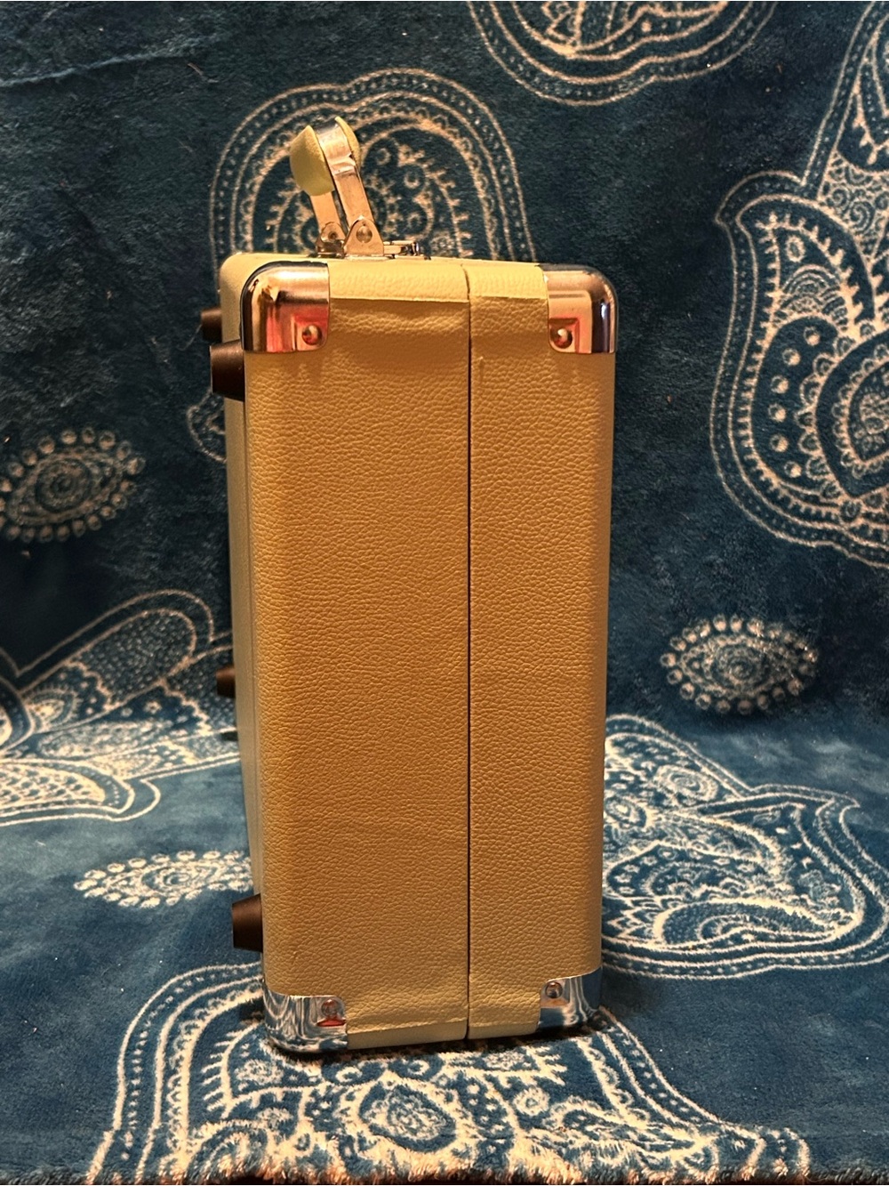 Crosley Cream Portable Record Player Case with Top Handle - Picture 3 of 12